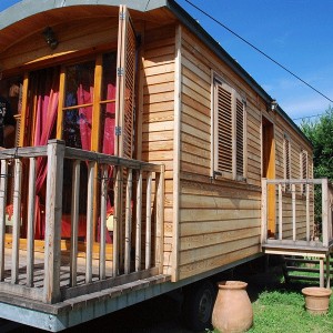 cabanas-de-madera-en-casa-alternativa